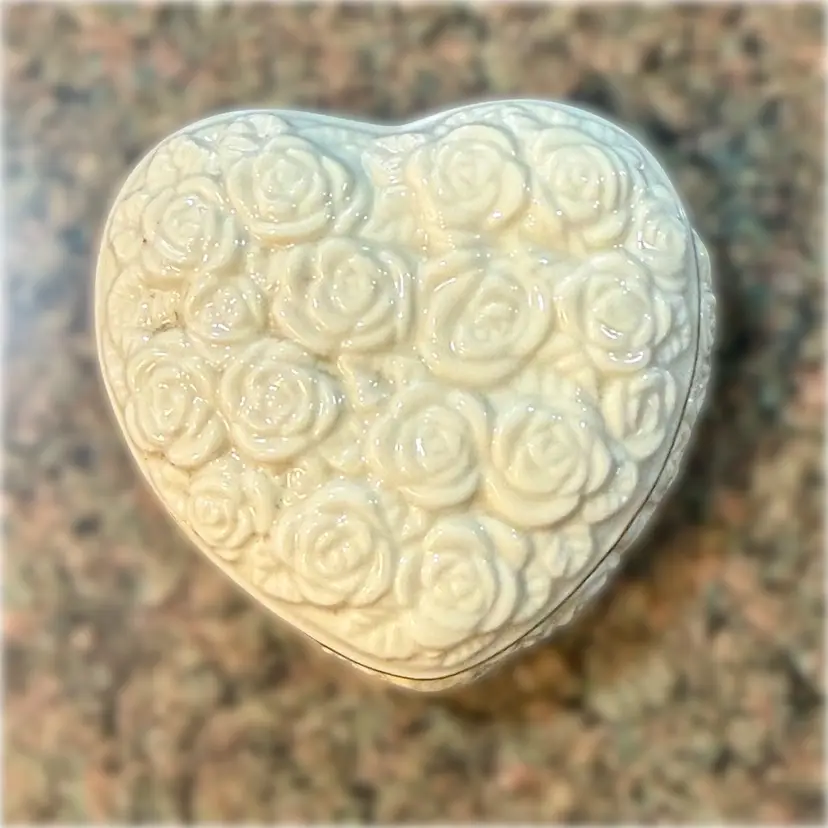 Vintage Signed Lenox Heart Shaped Porcelain Bouquet Of Roses Ivory w 24K Gold Trim Trinket Box