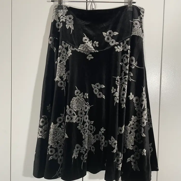 Women's Apostrophe Black Velvet Skirt Medium Silver Floral