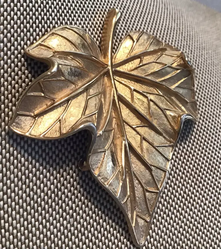 Vintage Crown Trifari leaf Brooch