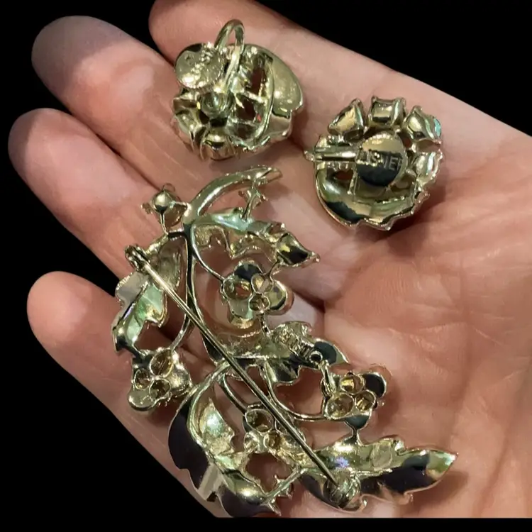 Gorgeous Vintage Goldtone Lisner Leaf & Berries Brooch And Matching Screw Back Earrings ~ Aurora Borealis Glass Rhinestones.
