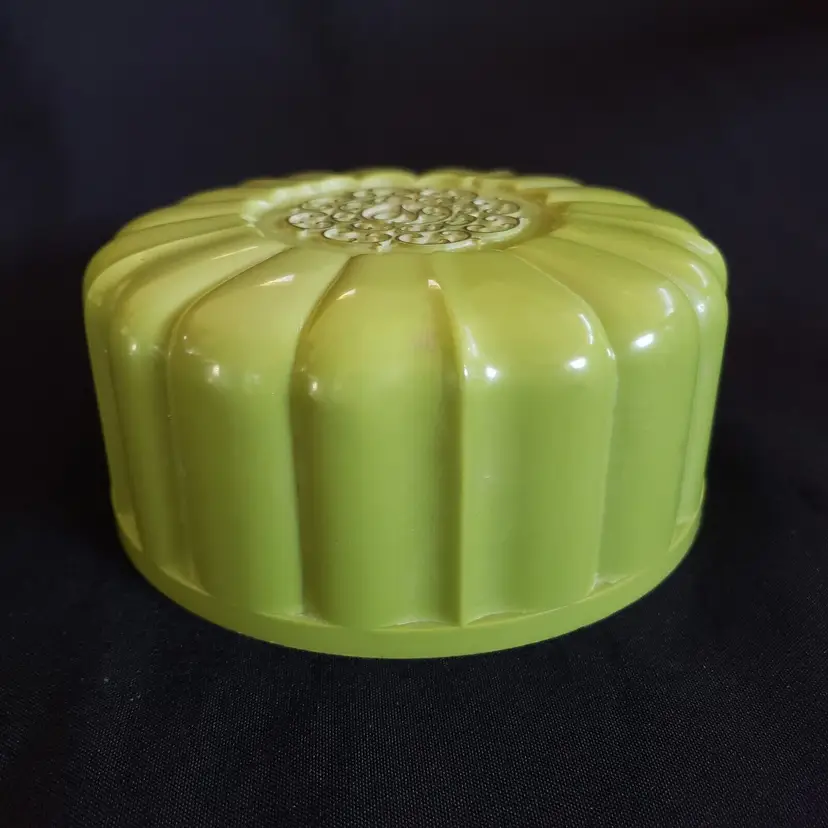 April Showers Dusting Powder Perfumed Body Vanity 7oz Green Tub Ladies Empty