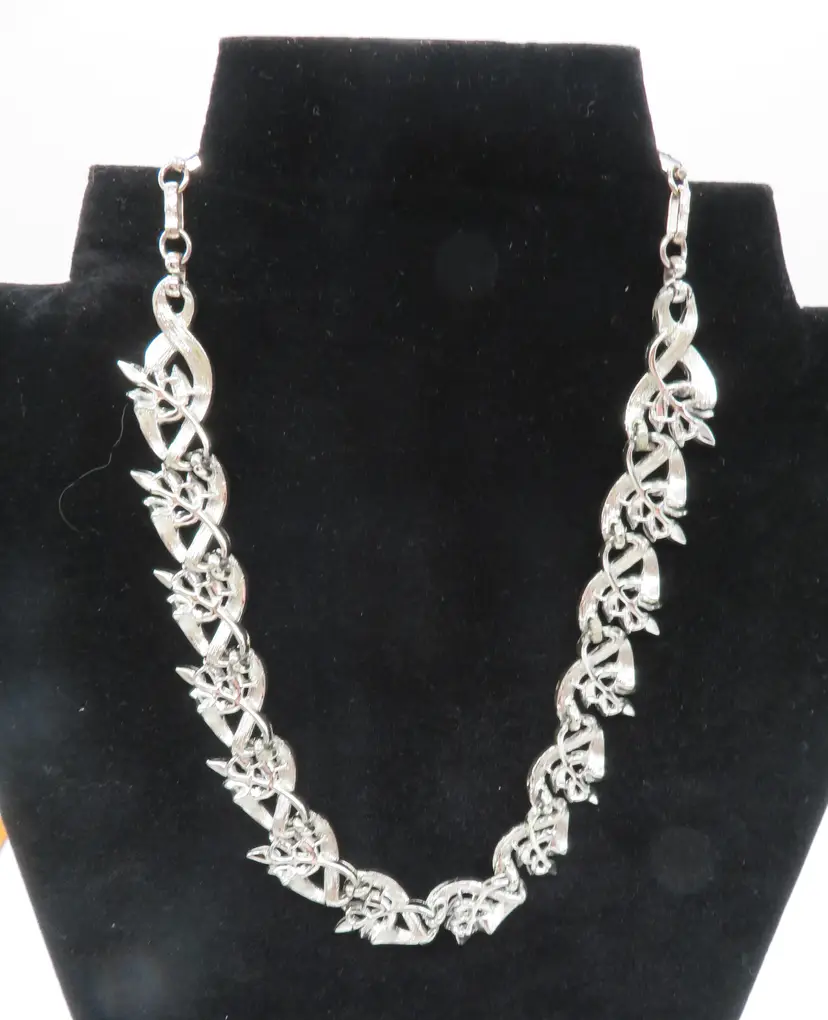 VTG Lisner Costume Jewlery Necklace Choker Silver Tone Leaf & Scroll pattern