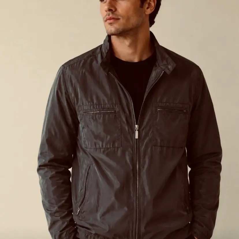 Jones New York brand men's black lightweight full-zip jacket featuring front pockets