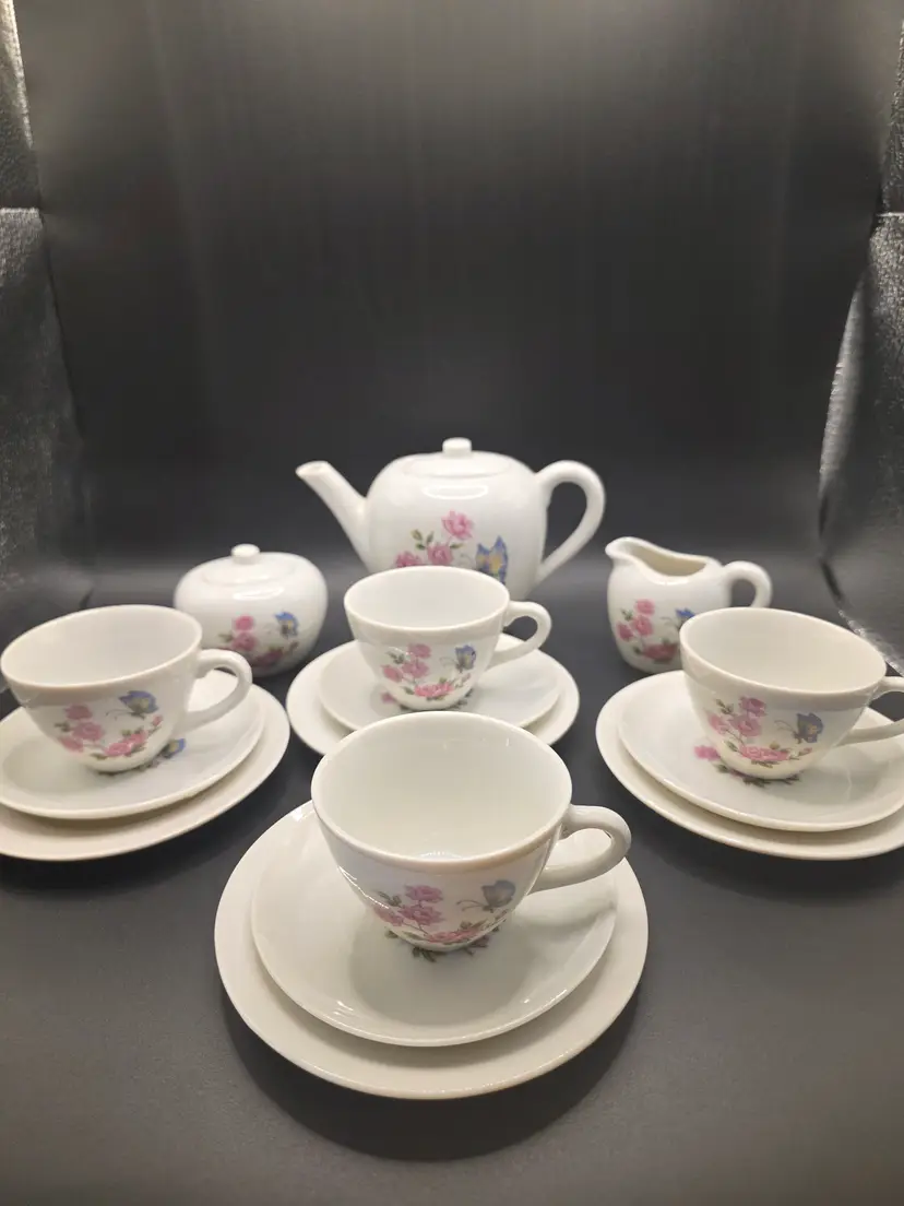 Child's tea set for 4