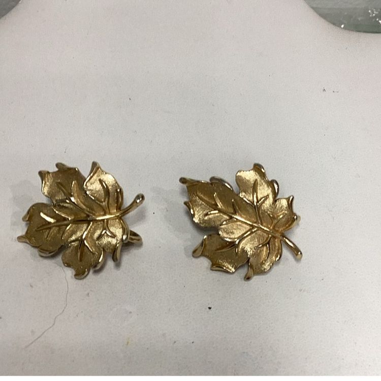 Trifari Goldtone Leaf Earrings 1”