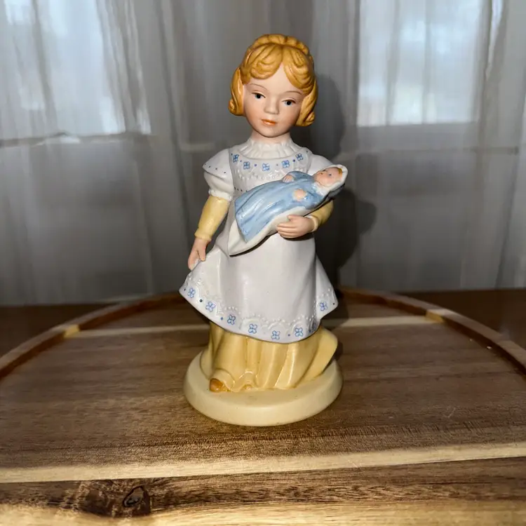 Niki-Vintage Avon "A Mothers Love"