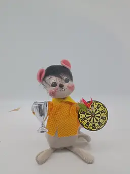 ANNALEE 2001 MOBILITEE DOLL, 7" DART LEAGUE MOUSE, NWT 227901.