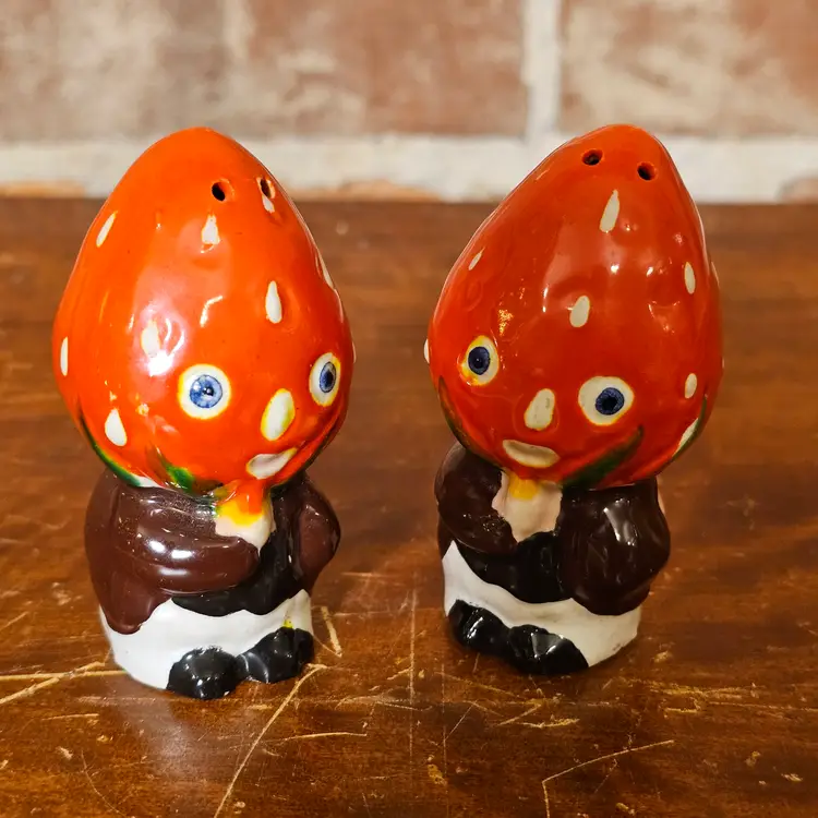 Vintage 1950s Strawberry Salt Pepper Shakers Anthropomorphic Japan Kitchen Decor