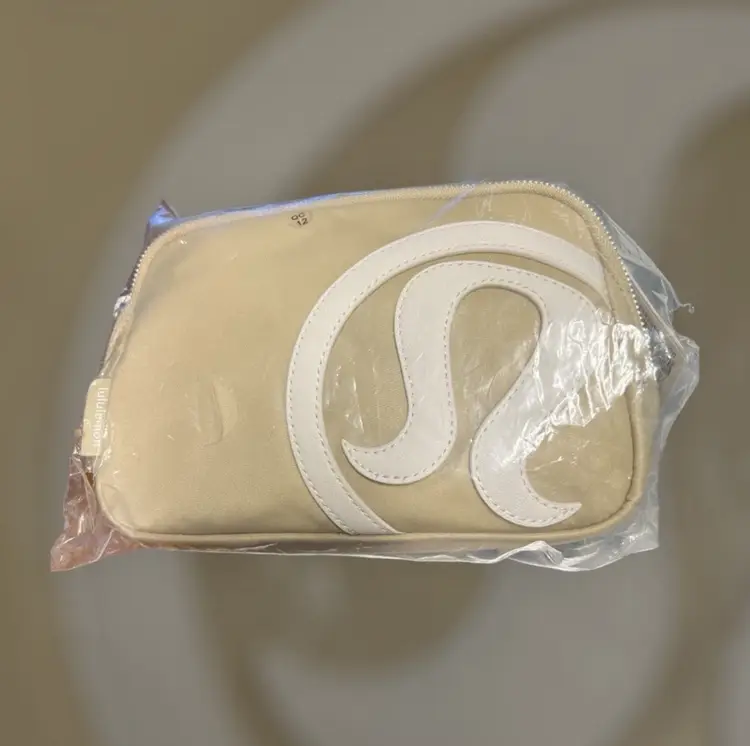 Lululemon AUTHENTIC Everywhere Belt Bag 1L Trench White/Opal Color NWT