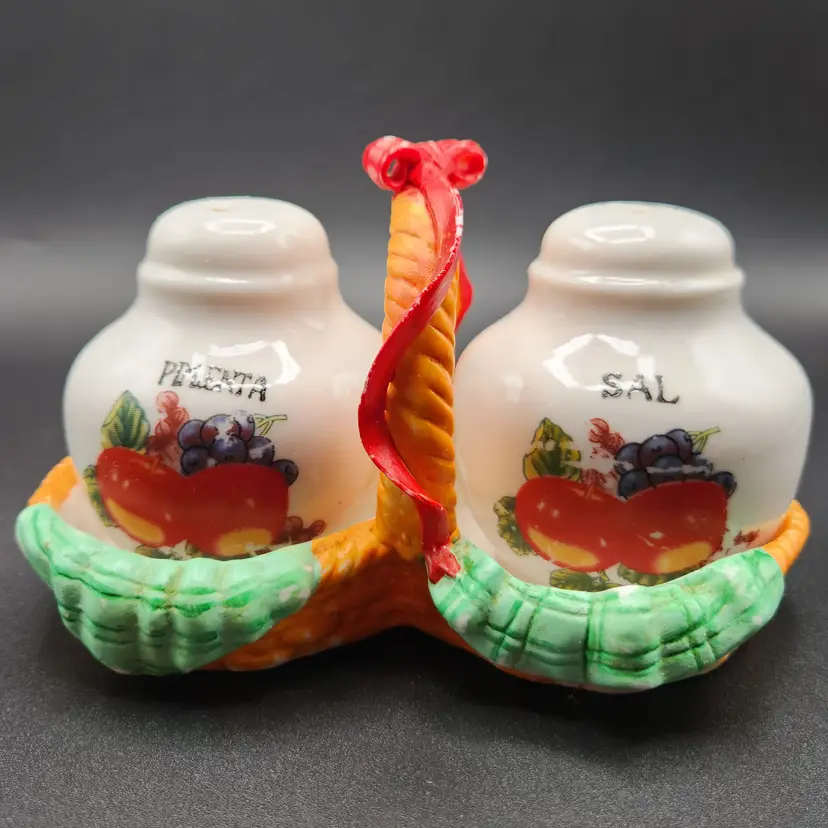 Vintage Kitschy Salt and Pepper Shakers (Spanish)