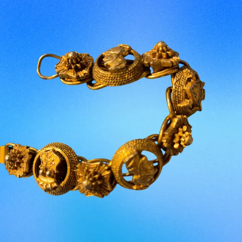 #01 Vintage Florenza   3 D  Chunky  Chain Link Bracelet Roman Busts And Shields