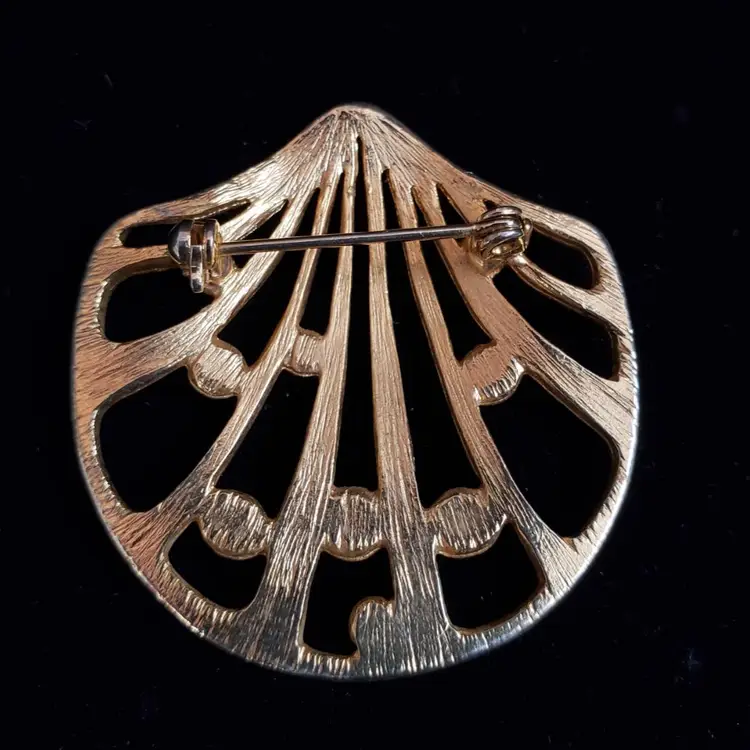 Vintage Gold Tone Seashell Clam Brooch With Faux Pearls 1.75"