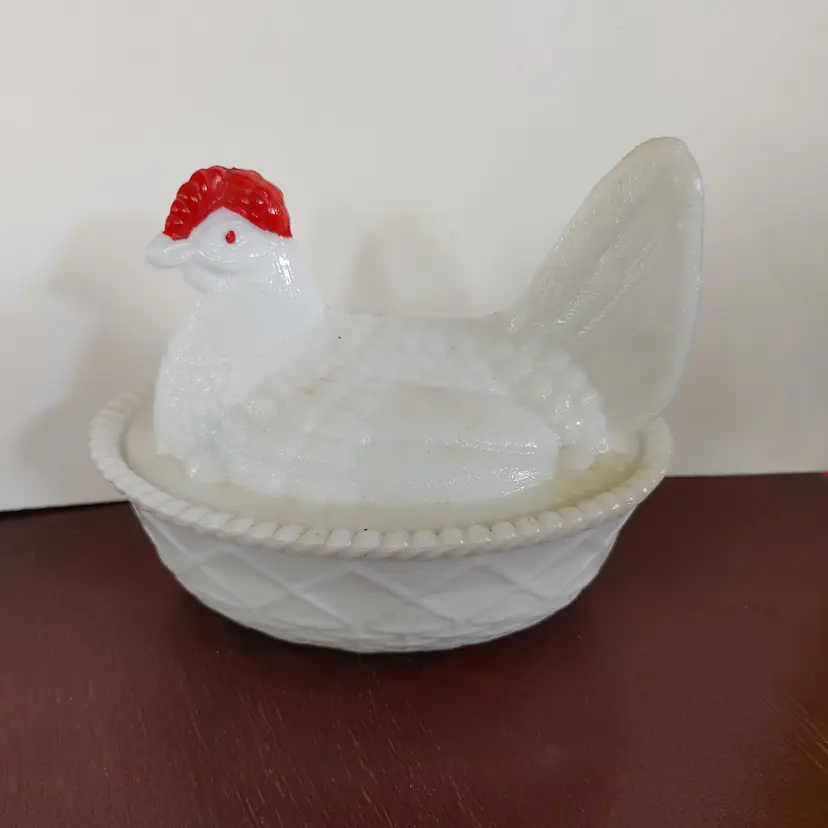 Westmoreland Hen on Nest. Milk glass with red comb. Split tail. 5.5. No chips or cracks.