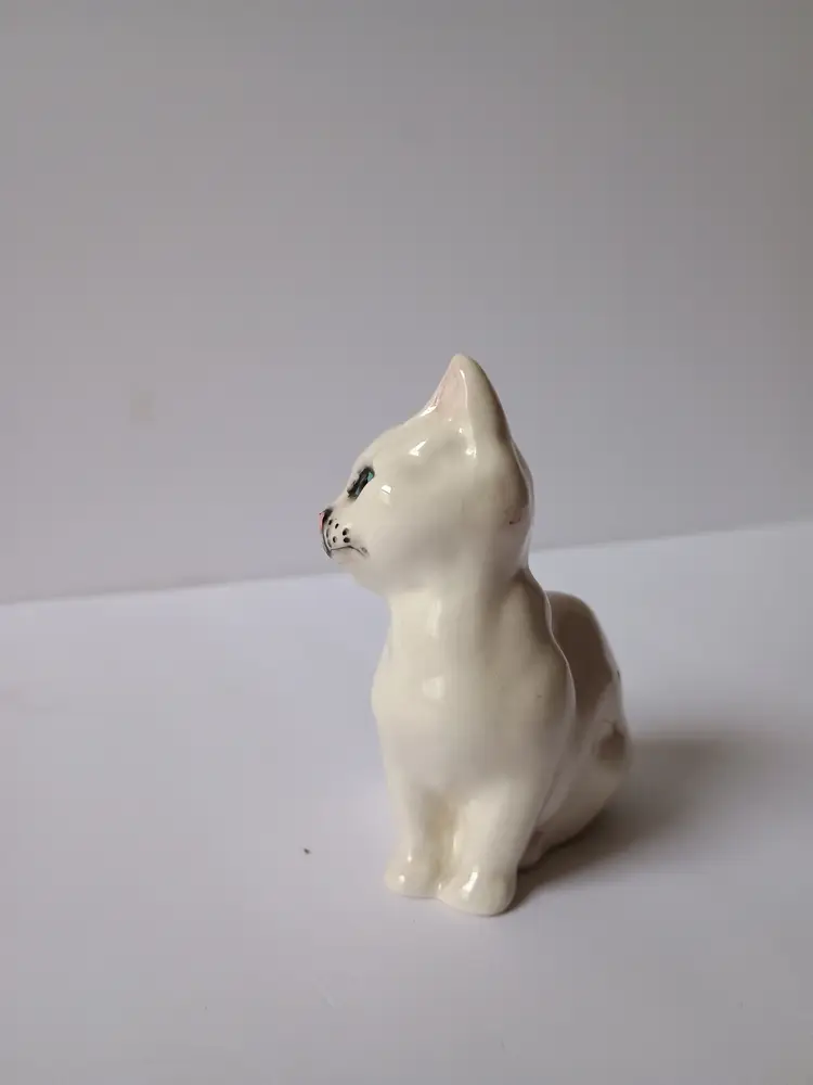 Small White Cat Figurine by Beswick England. Lovely! 8