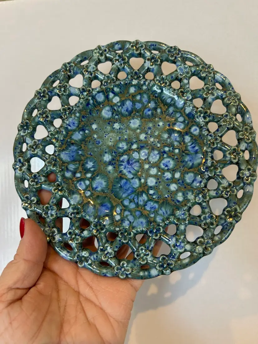 Beautiful Blue Speckle Paint Plate With Lattice Edge / Flowers