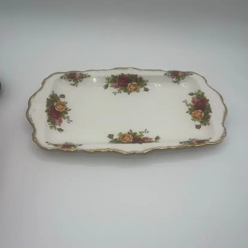 ROYAL ALBERT ENGLAND OLD COUNTRY ROSES BONE CHINA SANDWICH TRAY 11.5” x 6.75"