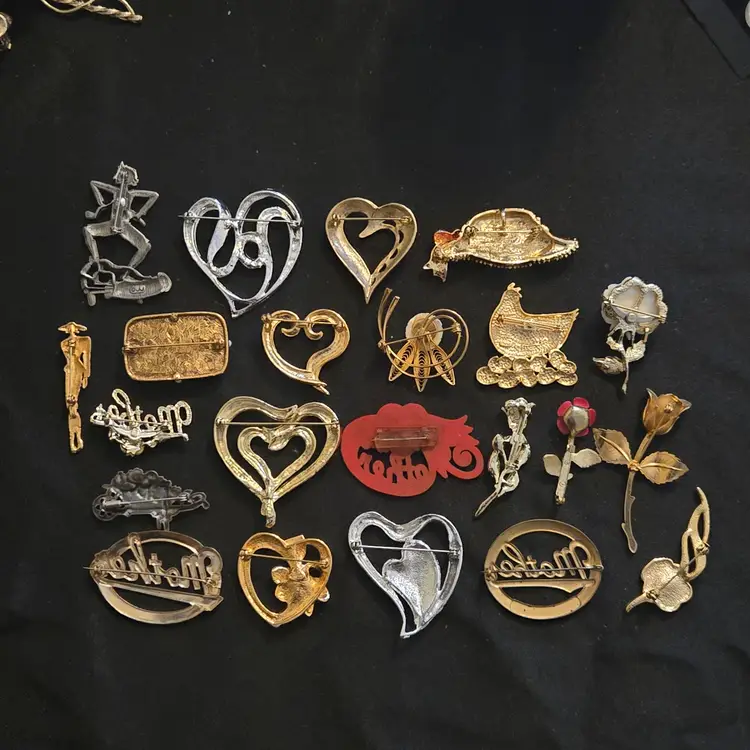 22 VINTAGE BROOCHES COSTUME JEWELRY LOT HEARTS MOTHERS DAY SPRING FLOWERS 4 signed AVON JJ GERRYS