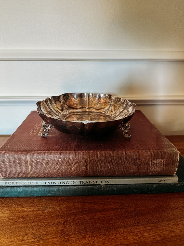 WM A Rogers Tri-Footed Silverplate Candy/Nut Dish Bowl Scalloped Ornate Feet