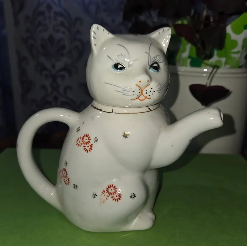 Porcelain cat tea pot