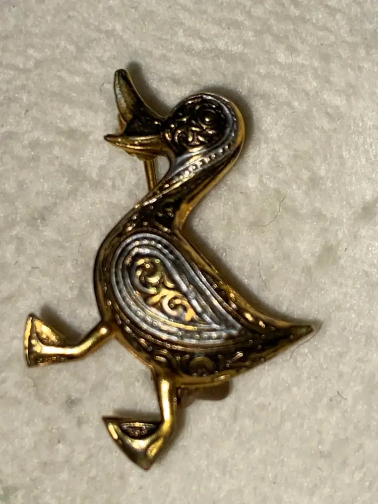 DAMASCENE ~ Adorable Vintage Tiny Duck Pin / Brooch ~ Made In Spain (1 Of 2)