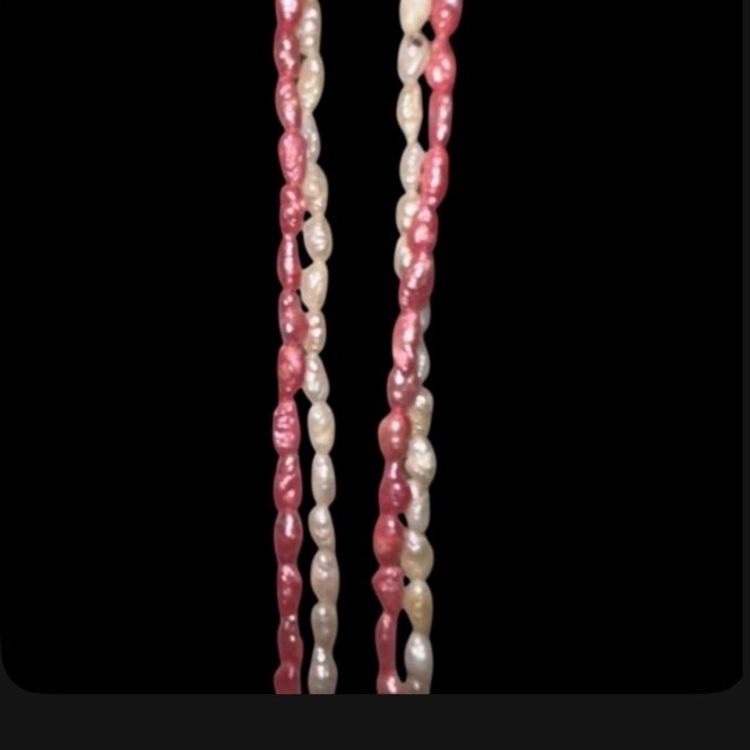 Faux pearl beads necklace (2 necklaces)
One pink and one white 17” Drop