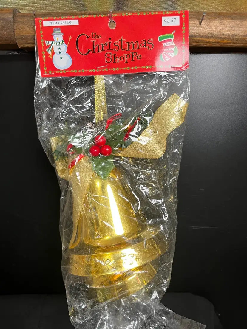 NOS-"The Christmas Shoppe"-Hobby Lobby-2005. Stringer of 3 Gold Bells w/ Bow & Holly Berries