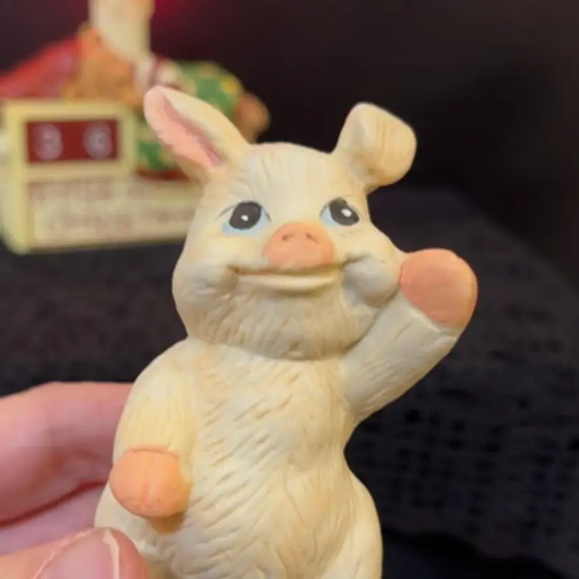 Ceramic waving pig