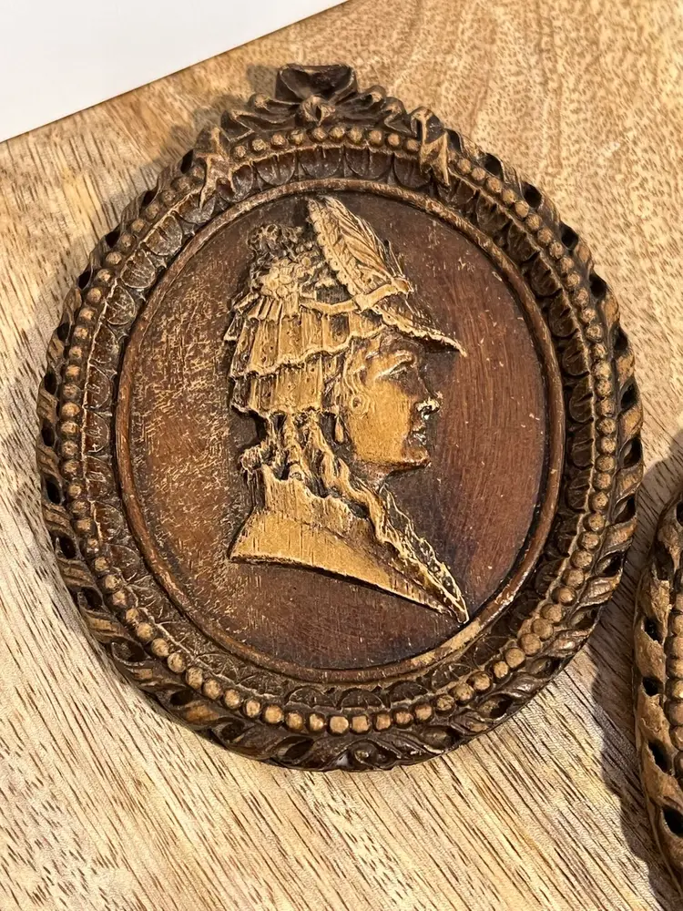 Oval Couple Wall Decor