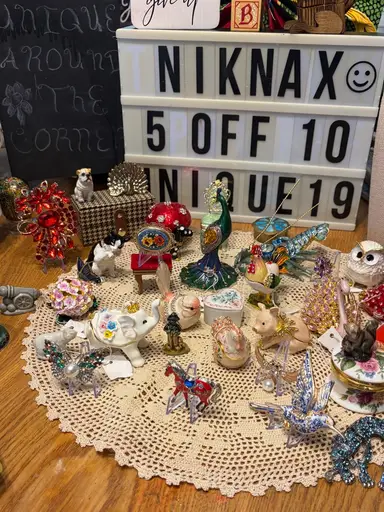 Trinket And Brooches Unique Around The Corner Today 4 O’clock