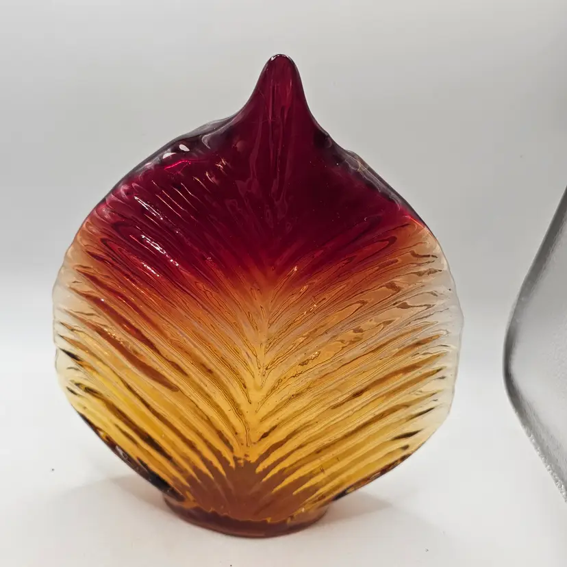 Art Glass Vase 8.6" ombre shell ridge design