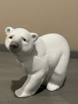 Beautiful Lladró Attentive Polar Bear porcelain figurine, Retired!