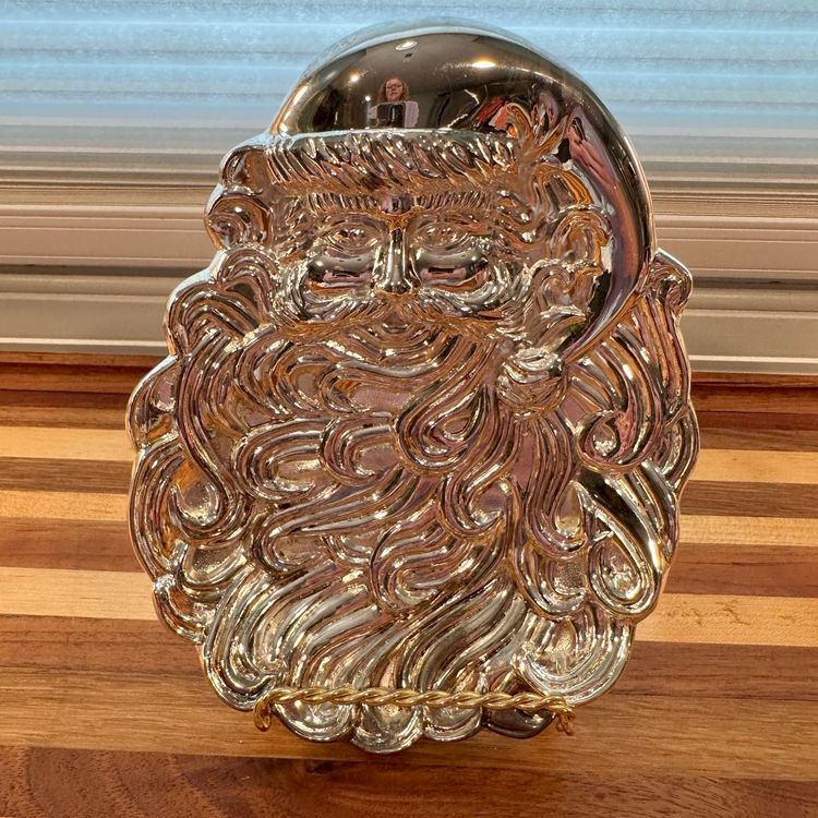Vintage Silver Plated Santa Tray.  Perfect for a Trinket tray or candy dish, Or could be hung on the wall!! Beautiful for the upcoming season! 8” X 6”
