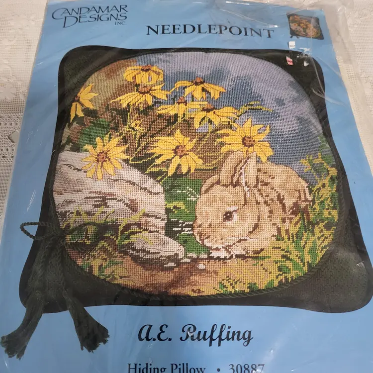 1997 Candamar Designs Needlepoint Pillow Cover Kit