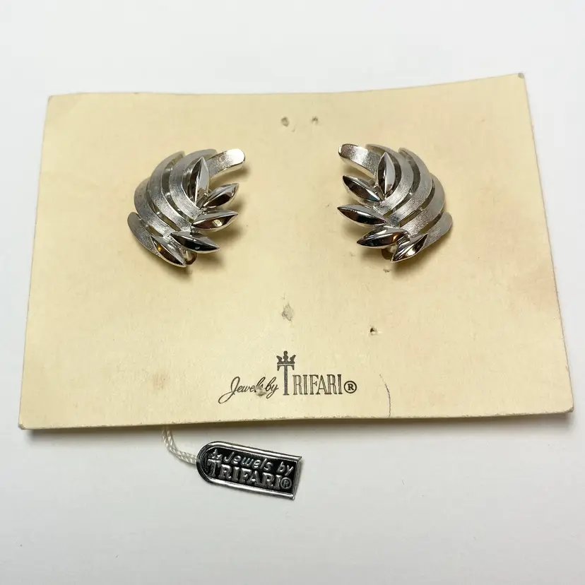 Vintage Jewels By Trifari Silver Tone Leaf Swirl Clip On Earrings Original Card