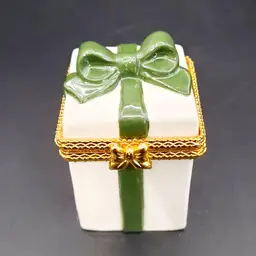 Christmas Gift Present Hinged Trinket Box Ivory Gold Green Ribbon Bow