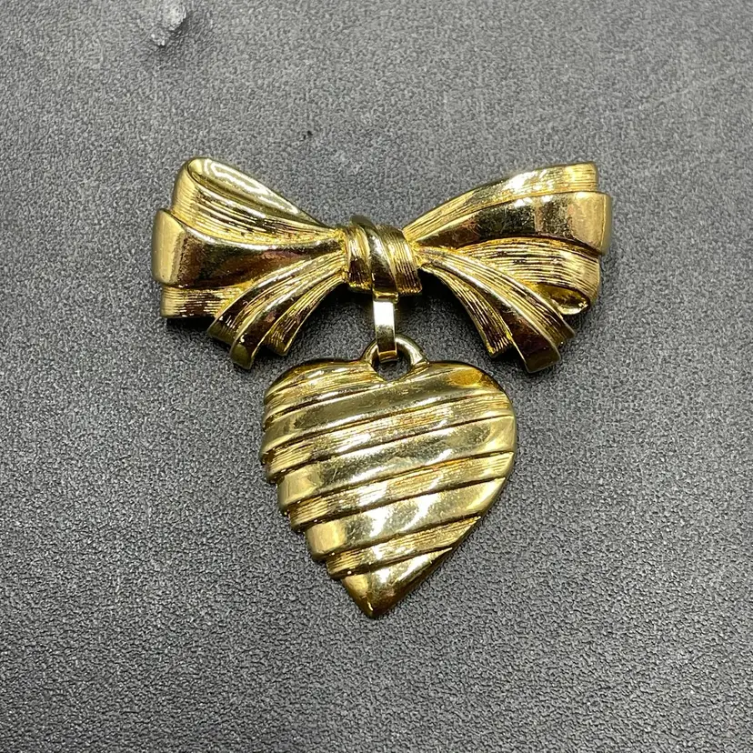 Avon Heart and Bow Brooch Pin Vintage Costume Jewelry Gold Tone Metal