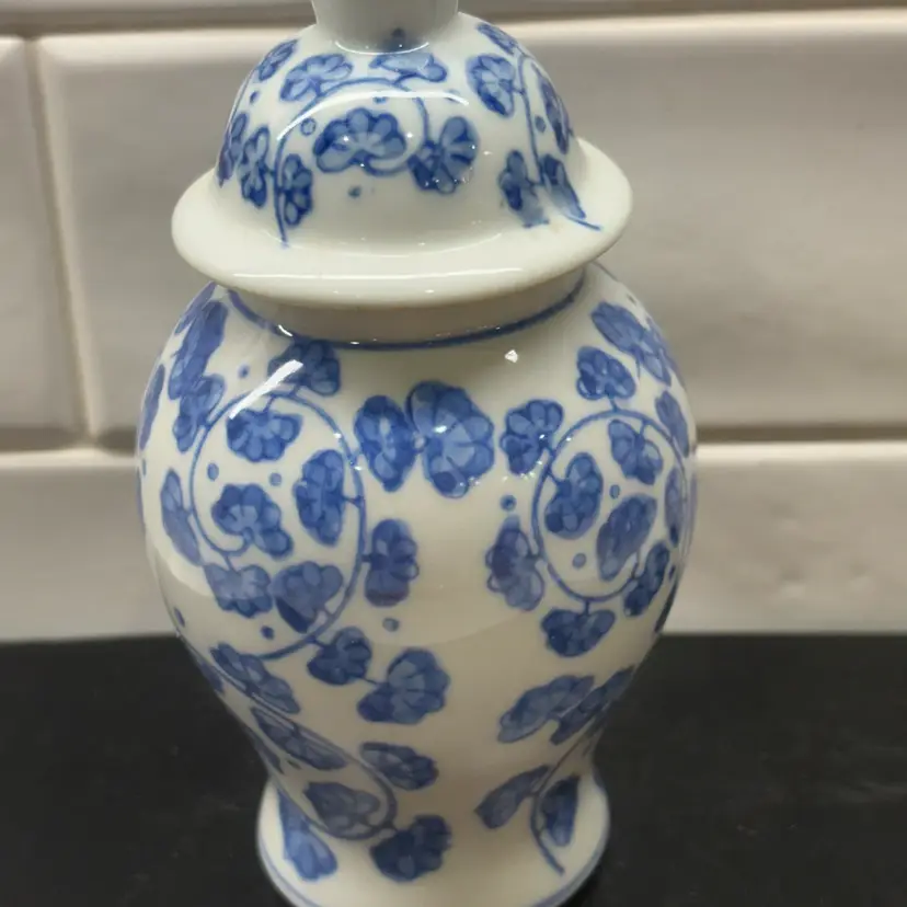Vintage Blue White Porcelain Ginger Jar 5.5" Chinoiserie Floral Vine Lid