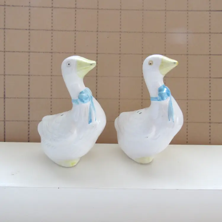 VTG White Geese w/Ribbon S & Ps