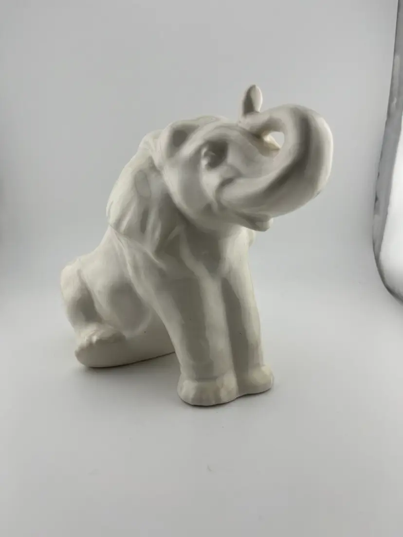 California USA #7000 Ivory Elephant Planter