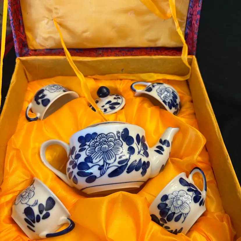 Vintage Children’s Fine China Porcelain Tea Set Case Box Miniature Blue White