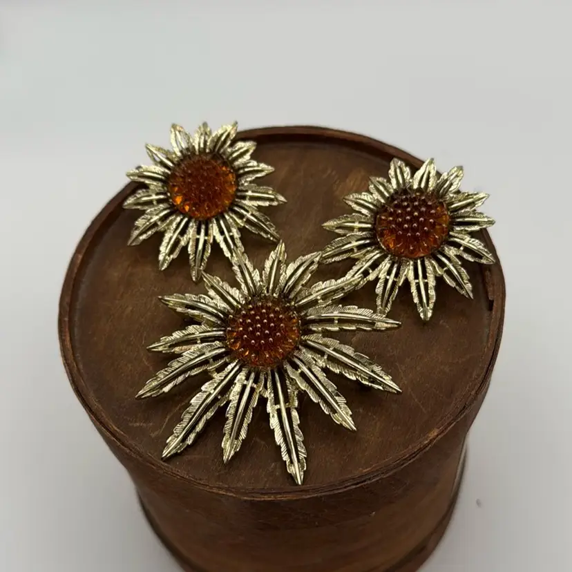 Parure Sarah Coventry “Sunflower Starburst M” Goldtone Amber Molded Glass Center Signed Pendant Brooch And Clip-on Earrings - Brooch 2.5”
