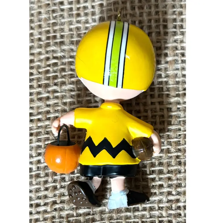 Hallmark Keepsake Get A 1st Down Charlie Brown Halloween Ornament Football READ