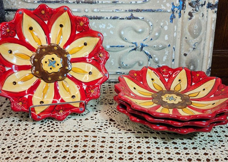 Set of 4 Pier 1 Imports Carynthum Flower Petal Shaped Salad Plates 8"