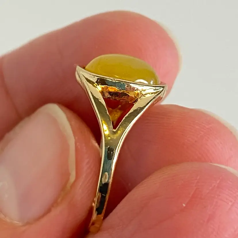 #02 Yellow Stone Gold Tone Ring Oval Cabochon Split Band Size 7