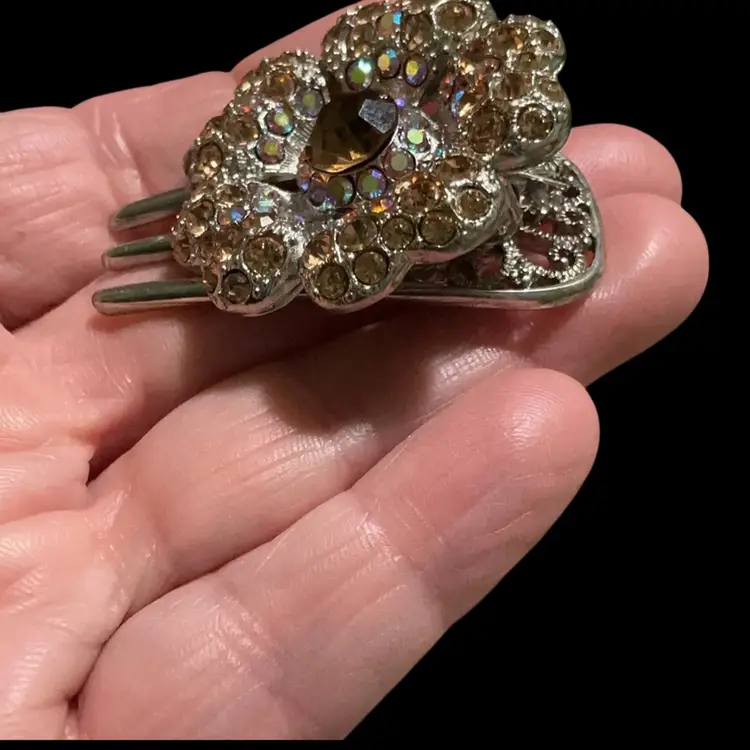 Gorgeous Silvertone Floral Flower Hair Clip . With Topaz Color Glass Rhinestones !!! Gorgeous!!! Not Signed