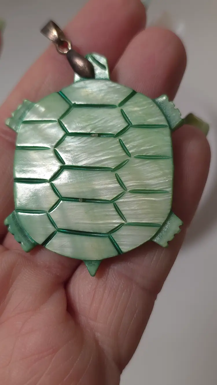 Vintage Carved Mother Of Pearl Sea Turtle Pendant Green Lustre Tortoise