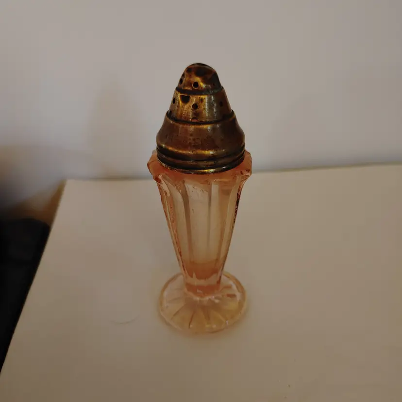 Jeannette Glass "Sierra or Pinwheel" pink depression glass single salt shaker. Gold top. 1930's. No condition issues.