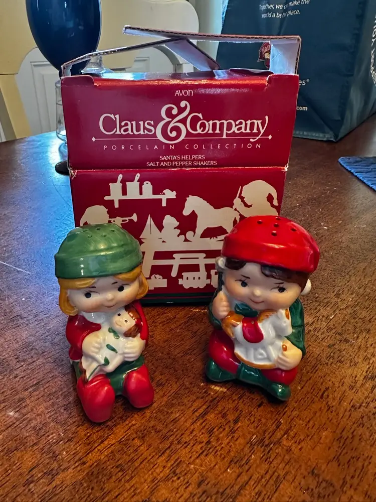 Vtg Avon 1983 Christmas Elves Kids Salt & Pepper Shakers 2.5" Tall With Stoppers