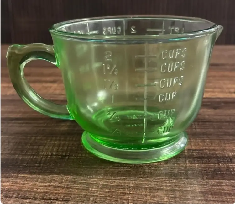 Vintage 1930s Green Uranium Depression Glass 2 Cup 16 Oz Measuring And Mixing