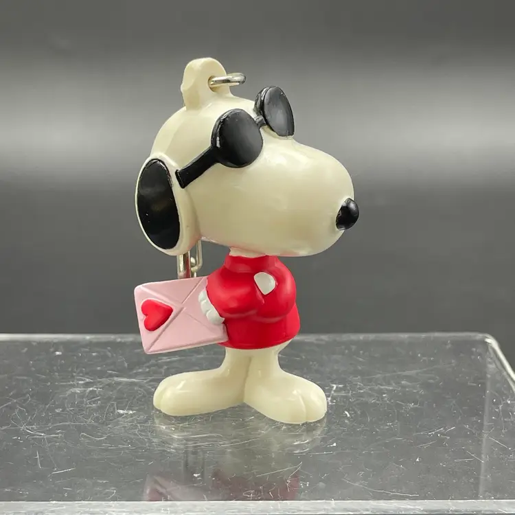 Peanuts Snoopy Joe Cool Valentine's Day Key Chain Ornament Vintage PVC Toy
